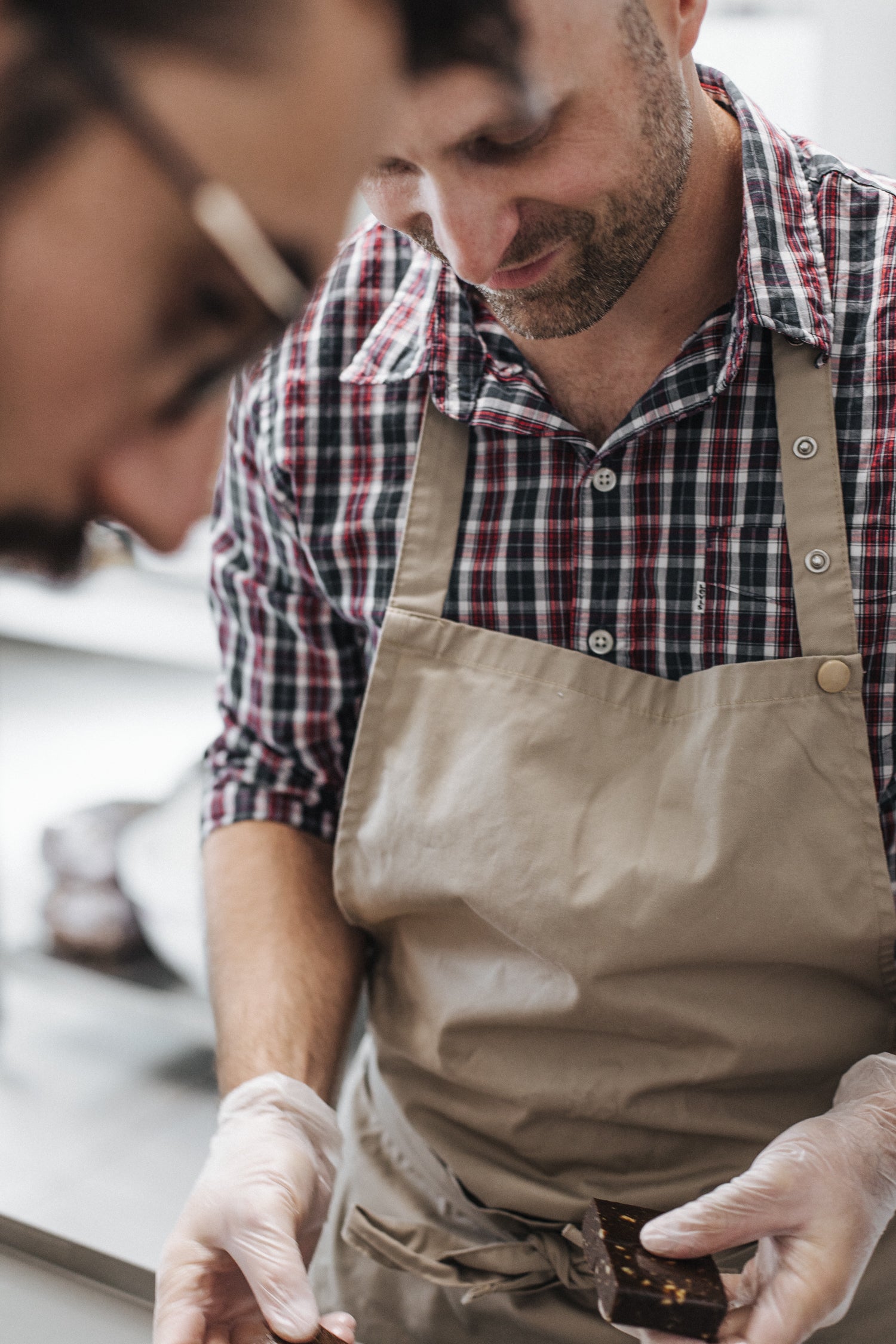 Image des deux fondateurs, Alexis Chatenay et Alexandre BRACQUART travaillant dans le labo Cooknrun